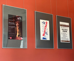 Afisze z premier Requiem Romana Maciejewskiego w różnych krajach, od lewej: Londyn 2010r, Los Angeles 1975r oraz Göteborg 1980 r. (photo)