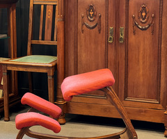 Taboret-klęcznik, wielokrotnie używany przez Romana Maciejewskiego w trakcie komponowania, miał on oszczędzać kręgosłup pochylonego nad nutami muzyka (photo)