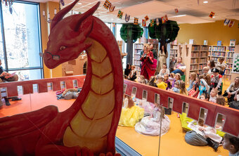 Werner Kenkel czyta dzieciom – Królestwo Bajek w Bibliotece